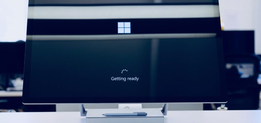 microsoft computer with getting ready update message on black screen